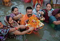 Люди празднуют фестиваль в Аллахабад, Индия