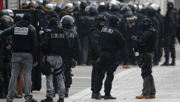Полиция в парижском пригороде Сен-Дени