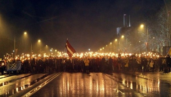 Тысячи человек участвовали в факельном шествии в Риге