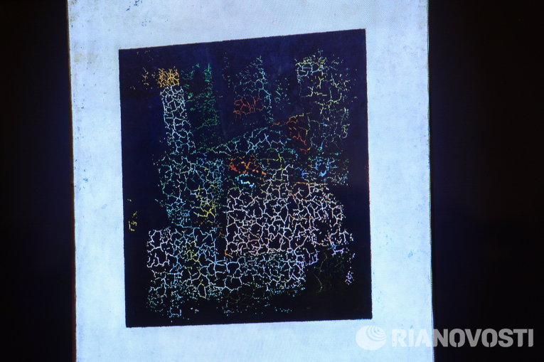 Изображение на экране картины Черный супрематический квадрат художника Казимира Малевича