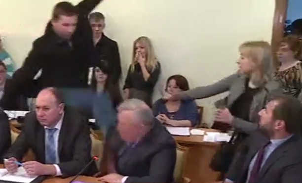 Парасюк бьет ногой Писного на заседании Антикоррупционного комитета Рады