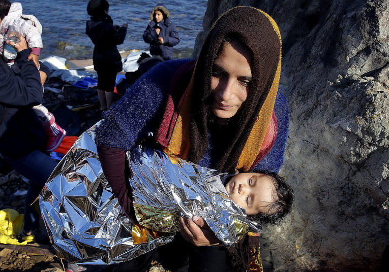 Беженка из Афганистана с ребенком прибыла на остров Лесбос в Греции
