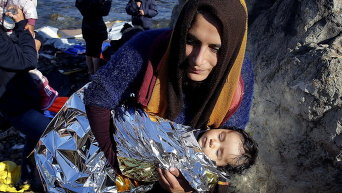 Беженка из Афганистана с ребенком прибыла на остров Лесбос в Греции
