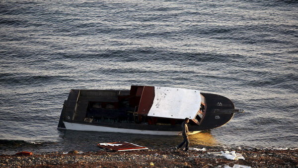 Лодка, на которой беженцы прибыли на греческий остров Лесбос