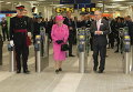 Королева Великобритании Елизавета II на недавно открытой после реконструкции станции Birmingham New Street Station