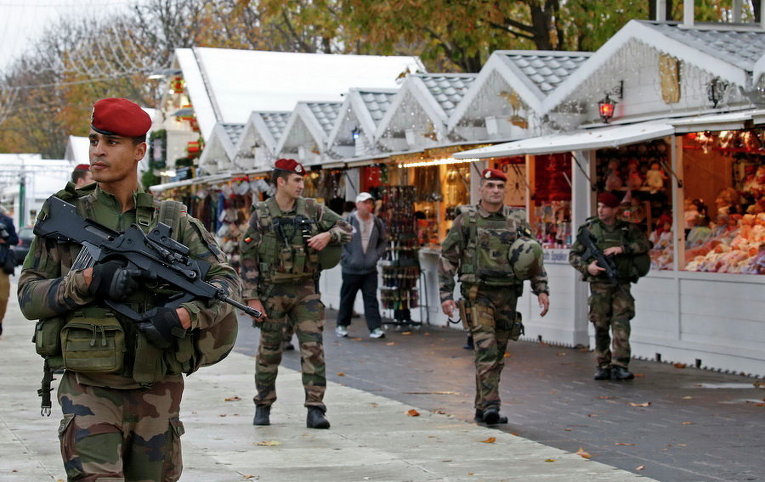 Французские солдаты патрулируют Рождественский рынок на Елисейских Полях в Париже