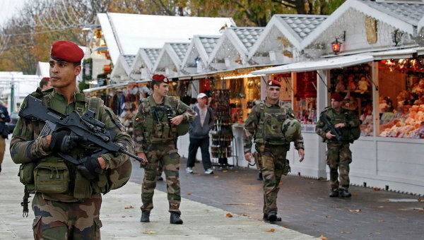 Французские солдаты патрулируют Рождественский рынок на Елисейских Полях в Париже