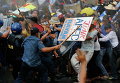 Полиция разгоняет демонстрантов у места, где проходит саммит Азиатско-Тихоокеанского экономического сотрудничества (АТЭС) в Маниле, Филиппины