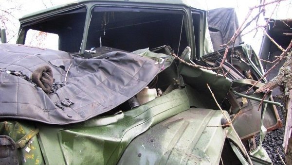 На месте столкновения военного КрАЗ и грузовика в Луганской области