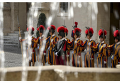Почетный караул швейцарской гвардии встречает Петра Порошенко в Ватикане