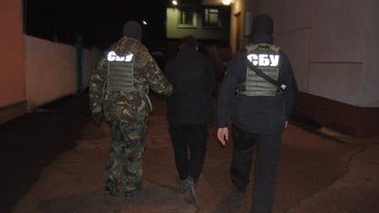 Работники СБУ с задержанным членом исламистской террористической группировки Джебхат ан-Нусра