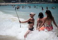 На пляже Бонди в Сиднее во время сильной жары