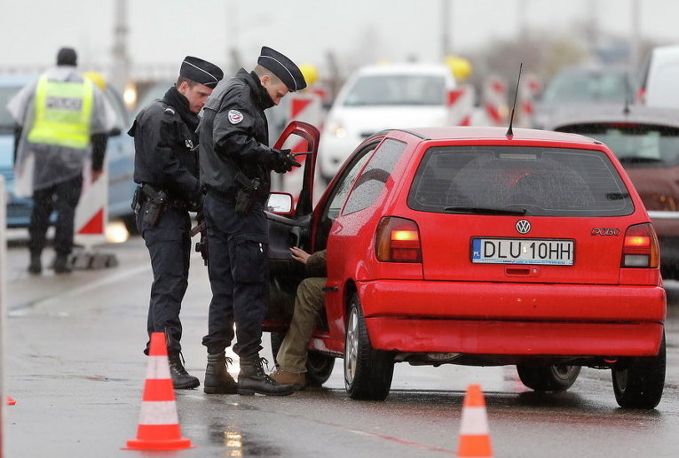Французская полиция проводит проверку на границе в Страсбурге, Франция