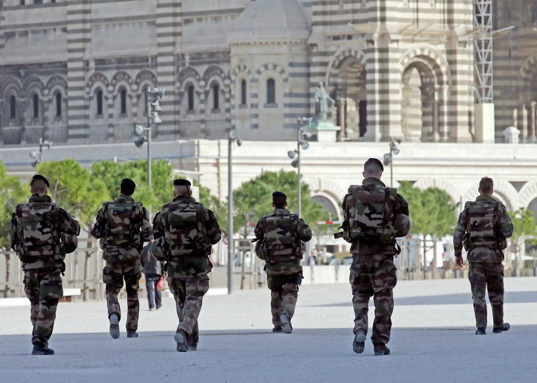 Французские солдаты патрулируют район в Марселе, Франция