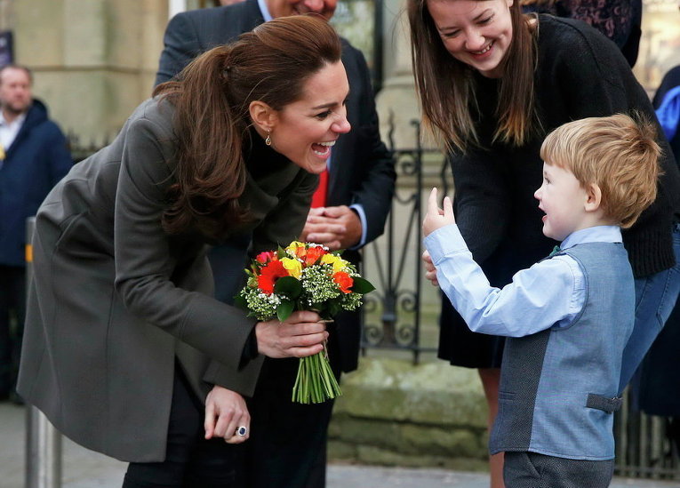 Герцогиня Кембриджская Кэтрин получает цветы от трехлетнего мальчика