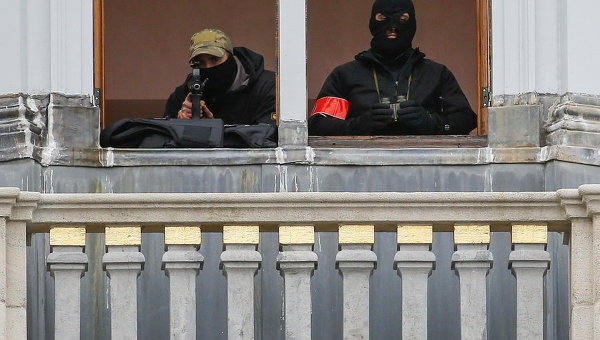 Снайпер и спецназовец на балконе здания на площади Гран-Плас в Брюсселе после того, как в Бельгии ужесточили меры безопасности