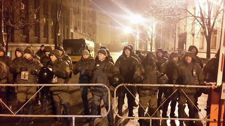 Правоохранители под зданием Администрации президента Украины 21 ноября 2015 года