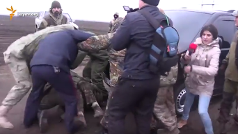 Массовая драка участников блокады Крыма и полиции. Видео