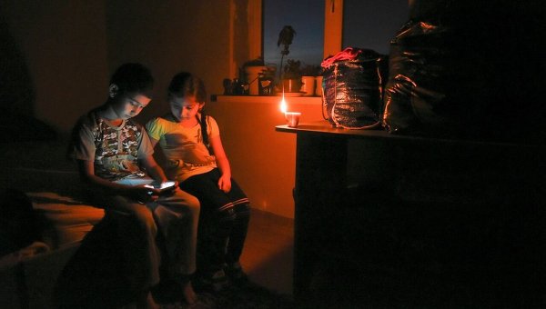 Дети играют на телефоне при отсутствии электричества в одном из сел под Симферополем