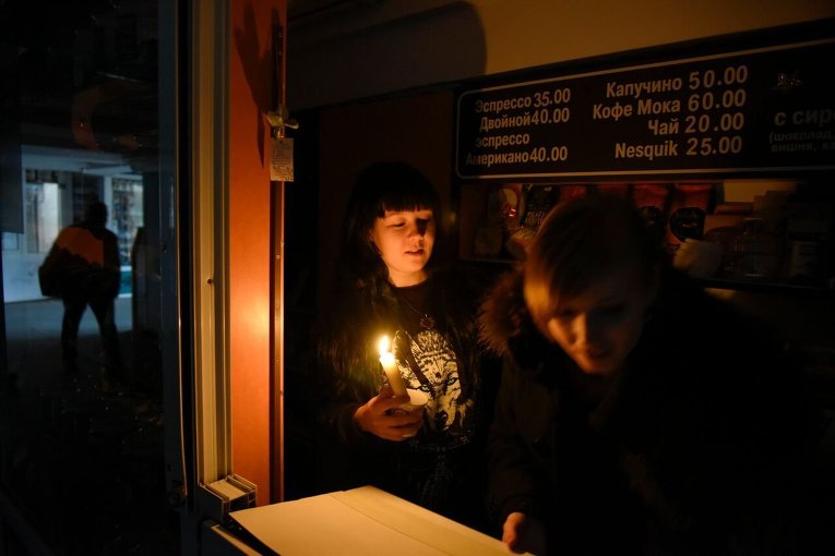 Уличное кафе работает при свечах в Симферополе