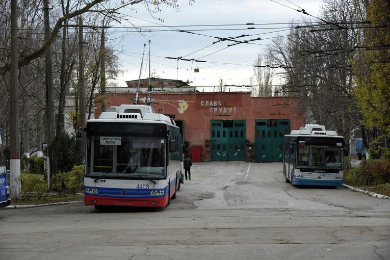 Троллейбусы возле депо после отключения питания в Симферополе