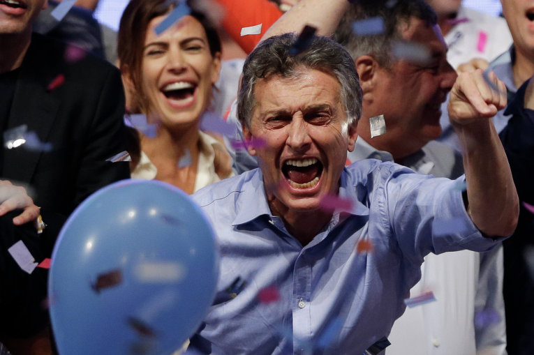 На президентских выборах в Аргентине победил Маурисио Макри, политик правого толка. Представитель правящей перонистской партии и губернатор провинции Буэнос-Айрес Даниэль Сциоли признал поражение на выборах. После подсчета практически всех бюллетеней, Макри получил 51,5% голосов, а Сциоли - 48,5%.