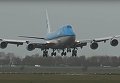 Столкновение огромного Boeing-747 с птицей. Видео