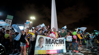Аргентинцы праздную победу на выборах президента оппозиционера Маурисио Макри