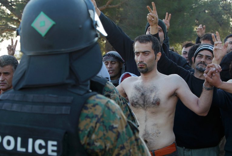 Акция протеста мигрантов на границе Македонии и Греции