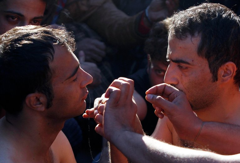 Мигранты, застрявшие на границе Македонии и Греции, зашили себе рты