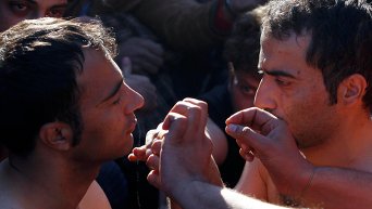 Мигранты, застрявшие на границе Македонии и Греции, зашили себе рты