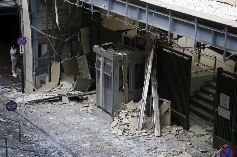 Последствия взрыва бомбы у посольства Кипра в Афинах.