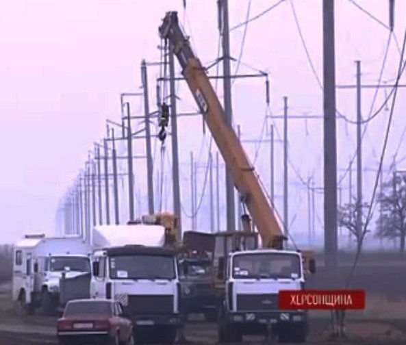 Восстановление опор ЛЭП в Чаплинке Херсонской области на границе с Крымом