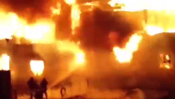 Пожар в плавучем ресторане в Киеве: кадры очевидцев. Видео