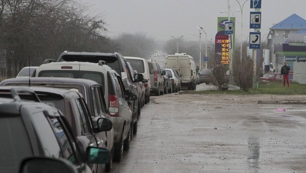 Автомобильные очереди на бензоколонках Евпатории. Архивное фото