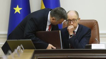 Глава МВД Арсен Аваков и премьер-министр Арсений Яценюк во время заседания Кабмина.