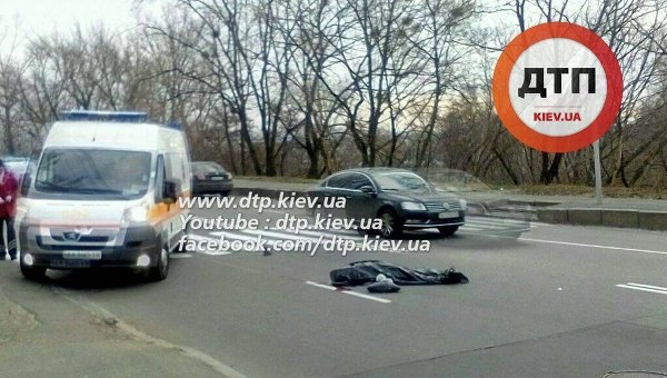На месте гибели женщины, сбитой полицейским авто в Киеве