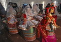 Танцовщицы в традиционных платьях выполняют танец во время индуистского фестиваля Маха Раас в Агартала, Индия