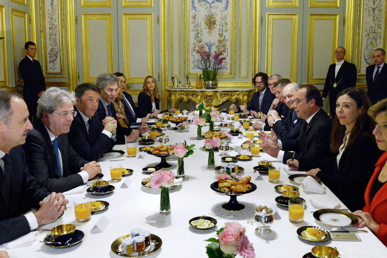 Президент Франции Франсуа Олланд проводит встречу с премьер-министром Италии Маттео Ренци в Елисейском дворце в Париже
