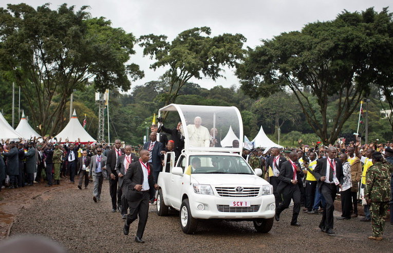 Папа Франциск прибыл провести мессу в кампусе университета Найроби