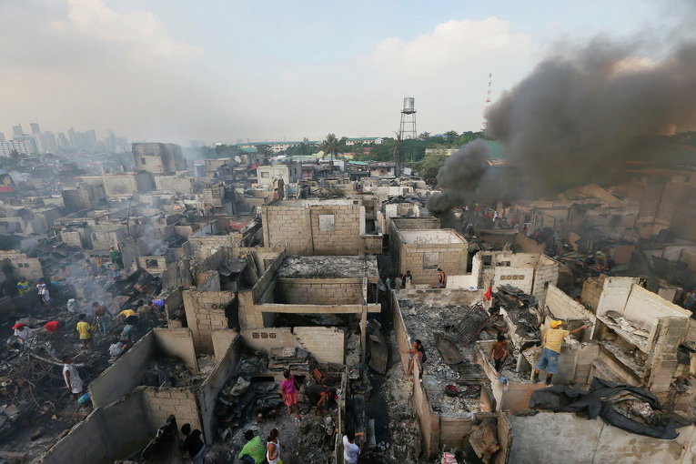 Разрушения после сильного пожара в пригороде Мандалуонг, к востоку от Манила, Филиппины