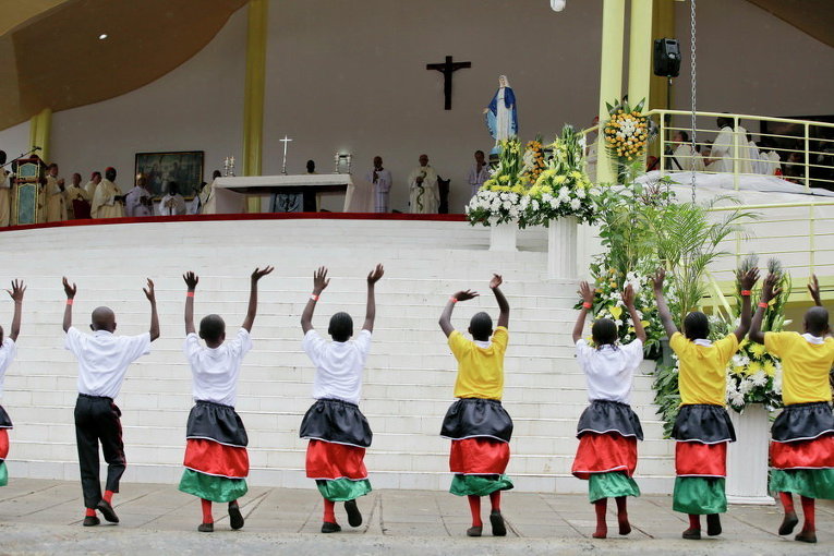 Дети приветствуют Папу Франциска в Кении