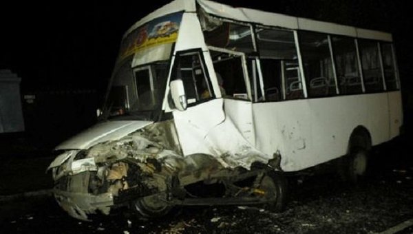 Автобус, в который в Николаеве врезалось легковое авто