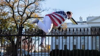 Мужчина во флаге США перелез забор Белого дома. Видео