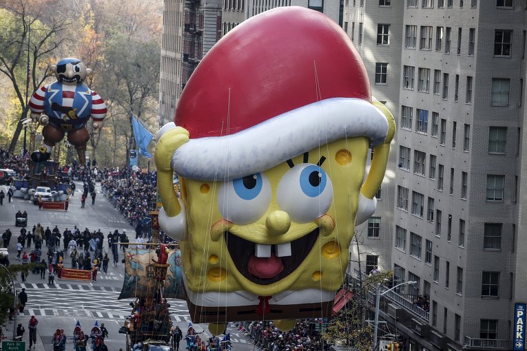 Губка Боб во время парада в честь Дня Благодарения в Нью-Йорке