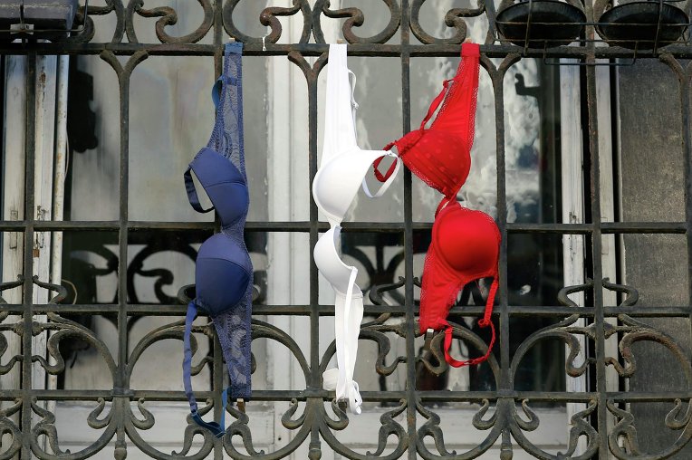 Президент Франции Франсуа Олланд призвал в знак памяти о жертвах парижских терактов вывесить национальные флаги. Некто из жителей Парижа совеобразно выполнил просьбу президента.
