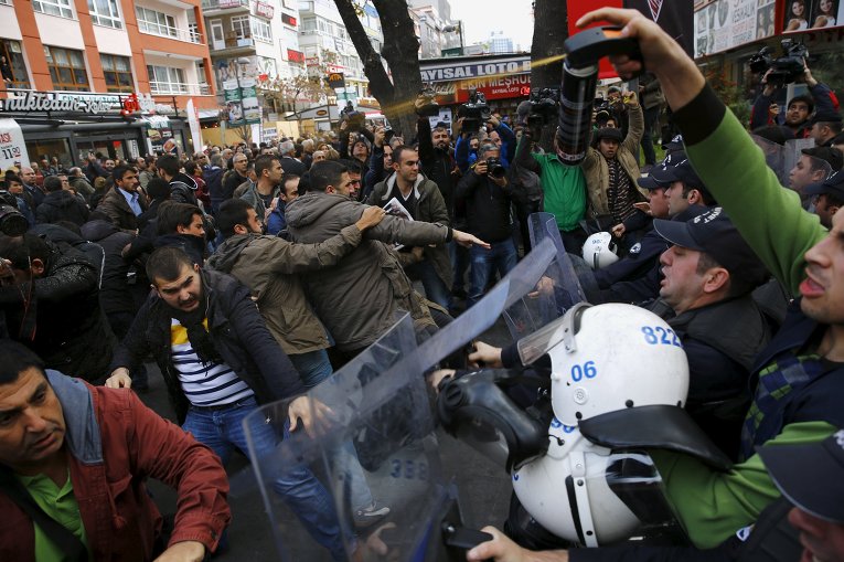 Акция протеста в Анкаре против ареста двух журналистов, которых подозревают в шпионаже