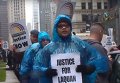 В Чикаго сотни протестующих прошли по центральной улице города. Видео