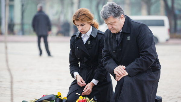 Порошенко с супругой почтили память жертв Голодомора 1932-33 гг в Украине