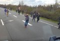 Мигранты на шоссе в районе французского города Кале
